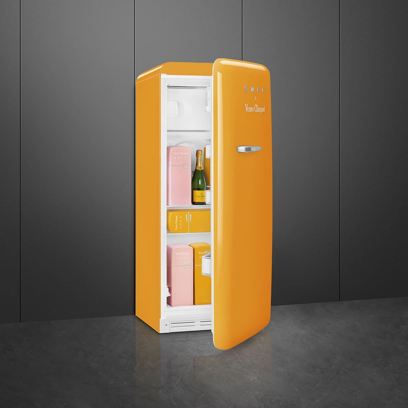 Frigider 50' Style Smeg & Veuve Cliquot FAB28RDYVC5 3